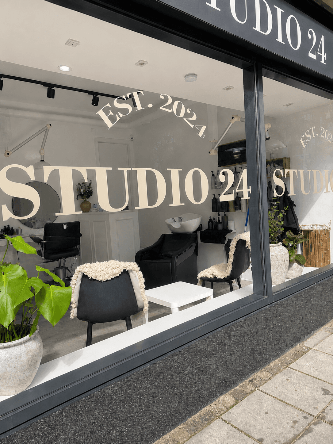 Salon Deleuran Storefront
